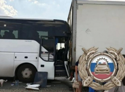 Вышедший из Камышина автобус врезался в большегруз в Саратовской области