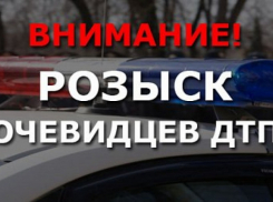 В Камышине около пенсионного фонда неизвестный въехал в иномарку