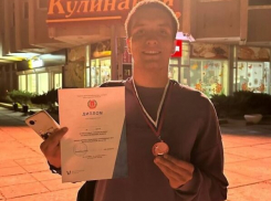 Силач, студент Камышинского технологического института Матвей Серов помог районной команде выйти в призеры региона в перетягивании каната