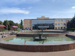 Почему в Камышине некому вымыть болото в чаше фонтана на улице Ленина? - камышанка