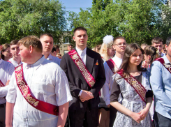 В Камышине звенят «последние звонки», виновники торжества немного грустят, а глава города желает им  «не бояться и смело идти к цели» (ВИДЕО)