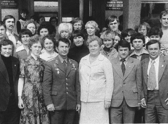 Администрация Камышина 27 августа отметила день рождения нашего земляка-космонавта любопытным снимком гостя в кругу партийных и советских деятелей города 