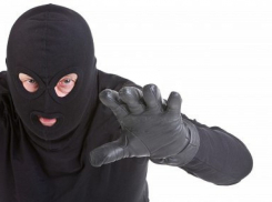 В Камышине негодяй в маске утащил женщину на территорию детсада и изнасиловал - давно, но под суд идет сейчас