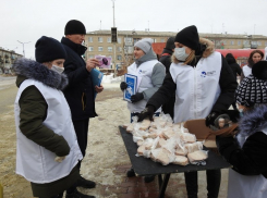 В Камышине волонтеры предлагали горожанам приобщиться к акции «Блокадный хлеб» символической «пайкой» в 125 граммов