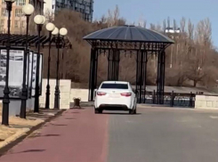 В соцсетях пользователи с негативными оценками обсудили «раскатывания» автомобилей по центральной набережной в Камышине
