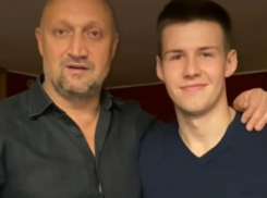 Спасенного после тяжелого ранения на Украине 22-летнего лейтенанта из Волгоградской области навестил Гоша Куценко (ВИДЕО)