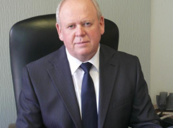 Глава Камышинского района Владимир Ерофеев предупредил селян, что надо держать дистанцию в полтора метра, а на похоронах не скапливаться больше десяти