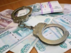 Рядовому оперу принесли к торговому центру взятку в два с половиной миллиона рублей  - кейс наличных