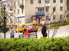 В Камышине «оранжевые жилеты» вышли вычищать урны, горожане просят делать это чаще