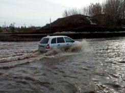 Реки воды затопили трассы и отрезали Камышинский район от соседнего Ольховского