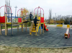 В Таловке Камышинского района сельской детской площадке городские позавидуют