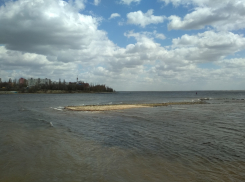 У Камышина из-за большого сброса воды через Волжскую ГЭС «всплыл» островок