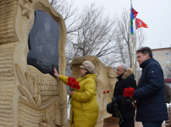 1 марта камышане приходят к памятнику Герою России Александру Колгатину, чтобы поклониться его подвигу 