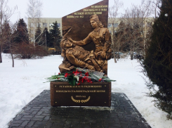 В Камышине в Парке Победы горожане кладут цветы к открытому памятнику военным медикам