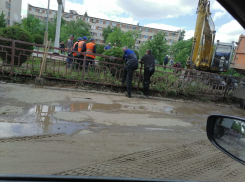 В Камышине река из прорвавшихся коммуникаций течет от памятника Маресьеву к третьему микрорайону