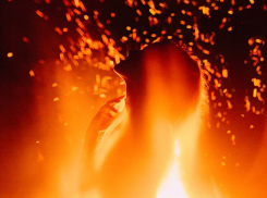 Нетрезвый негодяй облил девушку-дочь бензином и пытался поднести к ней зажигалку