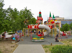 После публикации «Блокнота Камышина» детский городок у ДК «Текстильщик» понадежнее закрыли от ребятни