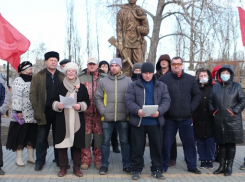 В Михайловке оштрафовали противников кьюар-кодов  за то, что они близко стояли друг к другу, а чиновникам подобное спокойно сошло с рук