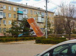 И что, этот баннер так и будет здесь «валяться»? - камышанка