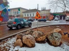 «Ржавые» валуны у дороги на центральной улице в Камышине - это для красоты?
