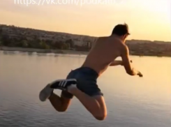 В Камышине в соцсетях появилось головокружительное видео прыжка молодого человека с Бородинского моста, стремительно набирающее просмотры