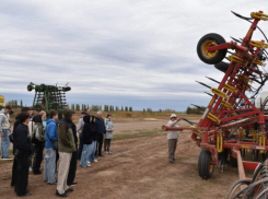 Будущие механизаторы из колледжа в Камышине приехали на экскурсию в ОПХ «Камышинское»