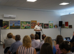 Спикер Камышинской городской думы Владимир Пономарев прибыл к художникам с благодарственными письмами «имени себя»