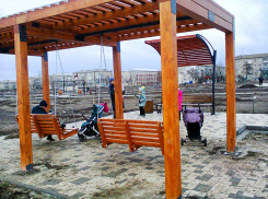Деревянные конструкции в обновляемом парке Текстильщиков оказались навесами над качелями