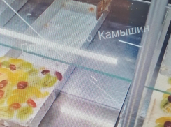 В Камышине в соцсетях обсуждают ролик о воробье, завтракающем тортами на витрине продуктовой секции крупного сетевого магазина