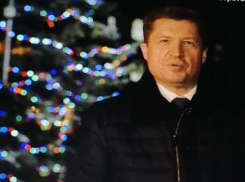 Станислав Зинченко на фоне елок у администрации Камышина поздравил горожан за полминуты (ВИДЕО)