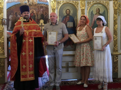 В Камышине кардиолог, невролог, педиатр и психиатр бесплатно лечат нищих и бездомных при храме 