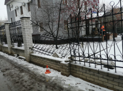 В Камышине полиция ищет водителей, сбежавших с места происшествия после въезда в забор коттеджа и столкновения с большегрузом