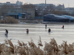 Смелые камышинские рыбаки уже колдуют над лунками