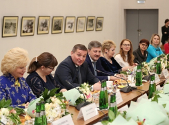 На встрече губернатора Андрея Бочарова с активистками женсоветов новая школа в Камышине прозвучала как объект, обязательный к сдаче в плановые сроки