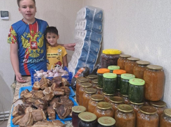 Из глубинки Камышинского района бойцам на линию соприкосновения «уезжают» вкусные домашние закатки