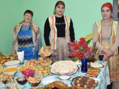 В Камышинском районе на юбилей села Чухонастовка гостеприимные хозяева сварили для гостей варенье из дыни, винограда и даже помидоров