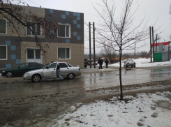 В Камышине на мокрой дороге столкнулись две легковушки