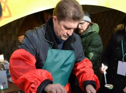 Будет ли глава Камышина Станислав Зинченко печь блины в этом году в парке на Масленицу?