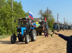 В Камышинском районе на сельских улицах первомайскую колонну тракторов встречали цветами