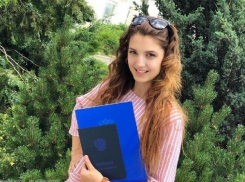 Скончалась пассажирка таксиста, который внезапно умер за рулем, и машина влетела в дерево