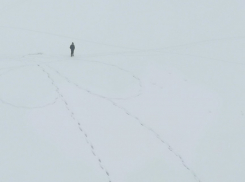 В Камышине школьники развлекаются, рисуя на снегу реки под Бородинским мостом «в масштабе» что-то похожее на мужские гениталии