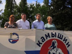 По какому поводу глава Камышина Станислав Зинченко выступил со сцены детского лагеря «Солнечный»