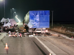 На автодороге Р-22 «Каспий» водитель протаранил два большегруза и скончался на месте