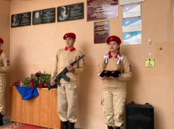 На орденских подушечках в руках ребят из почётного караула поблескивали ордена Мужества....