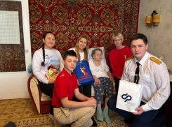 В Камышине «волонтеры Победы» пришли поздравить участницу Сталинградской битвы  Екатерину Васильевну Иванову