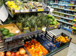 В камышинских магазинах случился предновогодний «ананасопад»