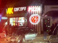 В Камышине у рынка легковушки разбились «в хлам», но данных о пострадавших нет (ВИДЕО)
