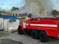 В Котово пожарные тушат вспыхнувшую частную гостиницу «Тамара»
