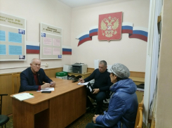 Спикер Камышинской городской думы Владимир Пономарев сфотографировался по ходу приема и взял что-то на контроль