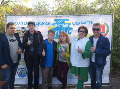 Депутаты Камышинской городской думы Любовь Филимонова и Владимир Козлов посоревновались в сборе мусора